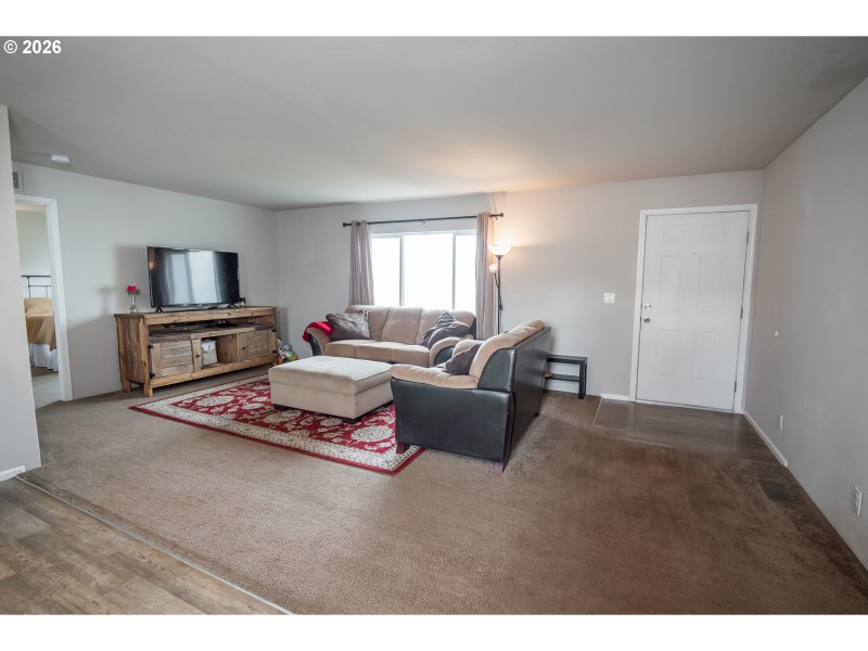 Living Room/Entrance