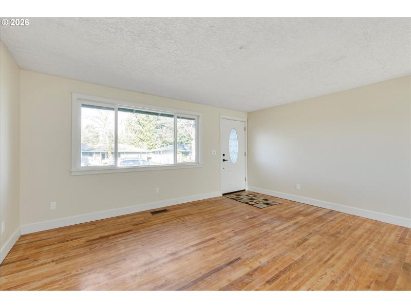 Living Room/Entrance