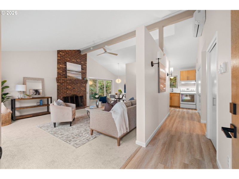 Living Room/Entrance