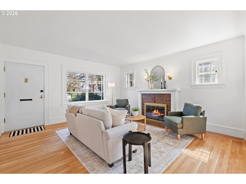 Living Room/Entrance