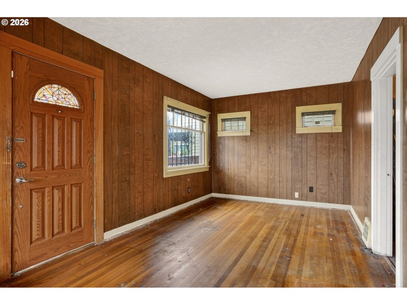 Living Room/Entrance