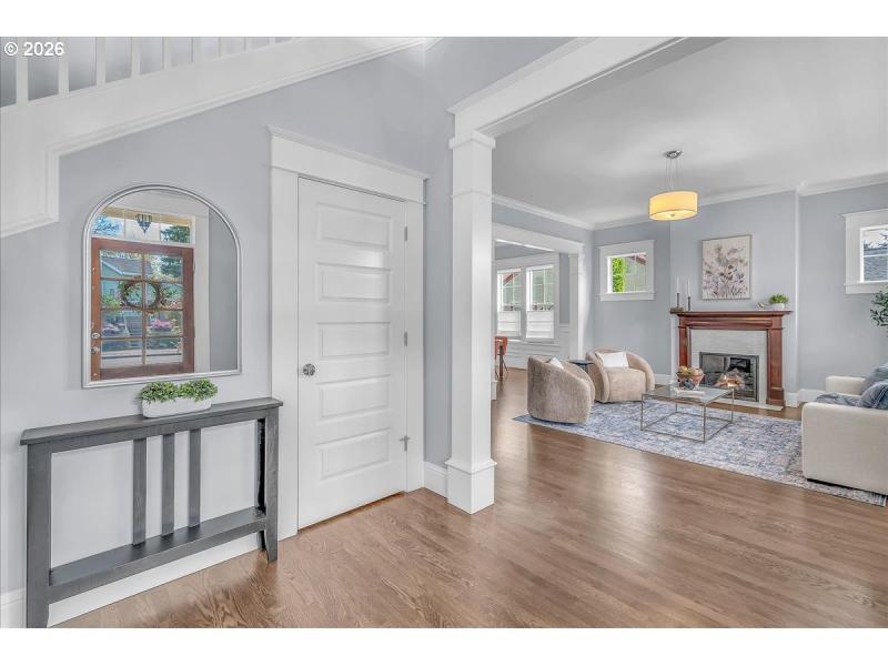 Living Room/Entrance