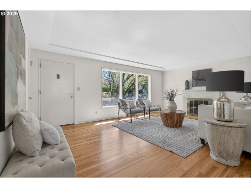 Living Room/Entrance