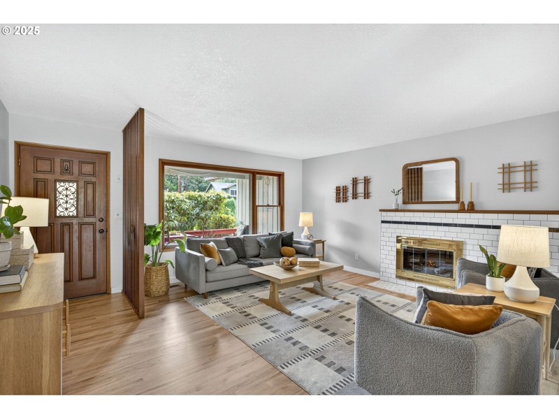 Living Room/Entrance