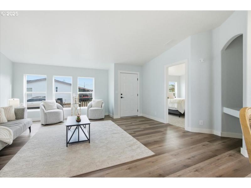 Living Room/Entrance