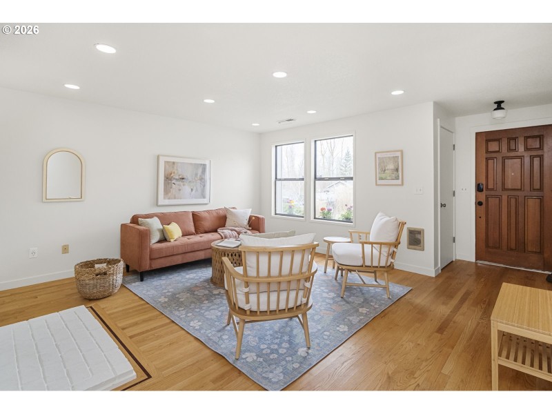 Living Room/Entrance