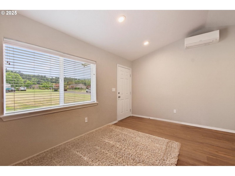 Living Room/Entrance