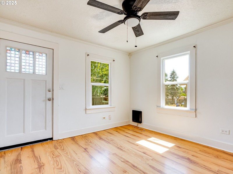 Living Room/Entrance