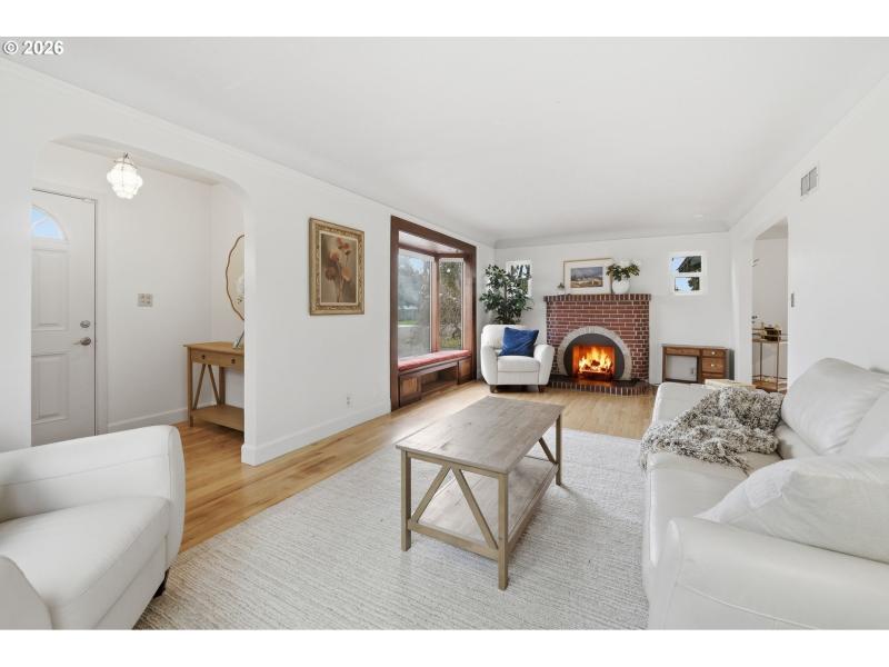 Living Room/Entrance