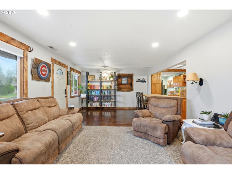 Living Room/Entrance