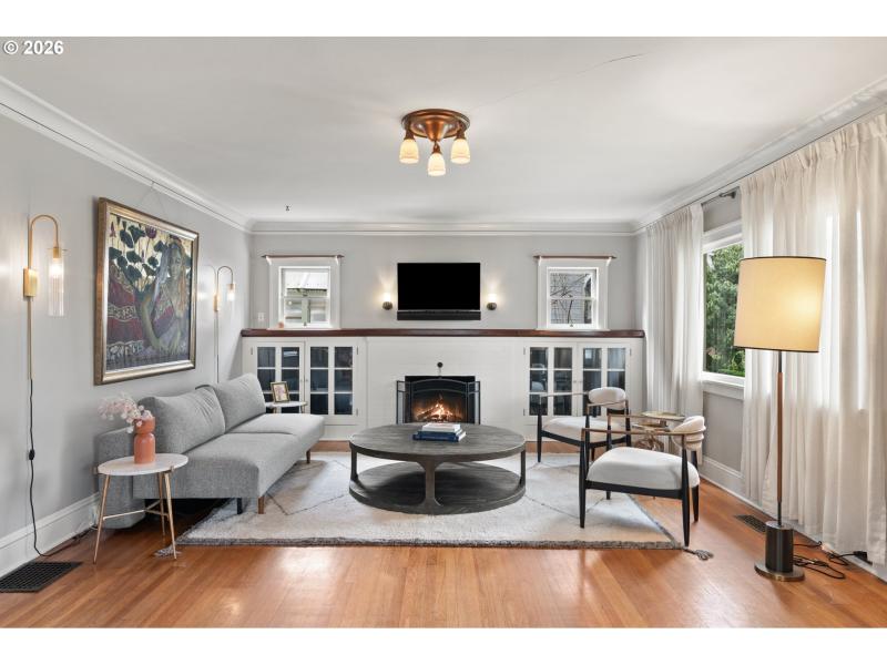 Living Room/Entrance