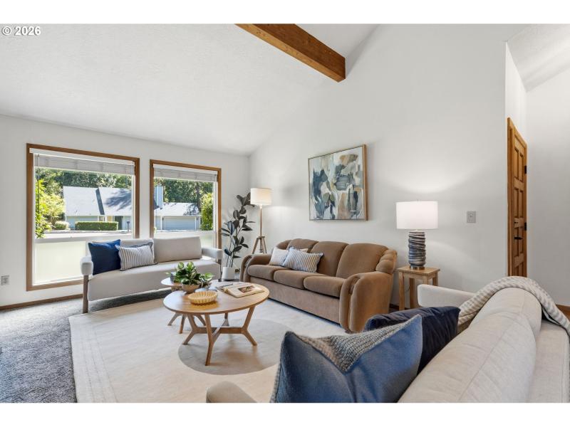 Living Room/Entrance