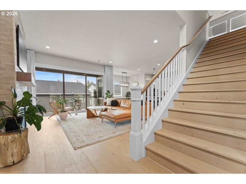 Living Room/Entrance