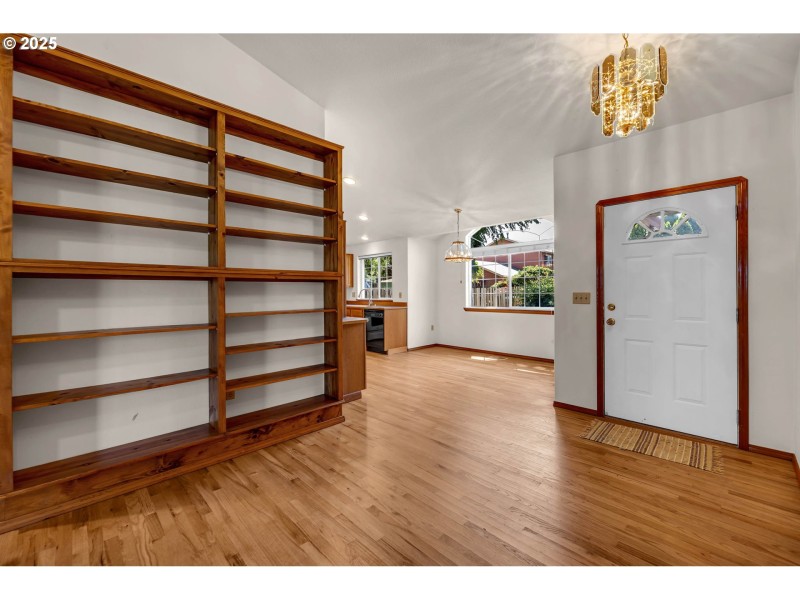 Living Room/Entrance