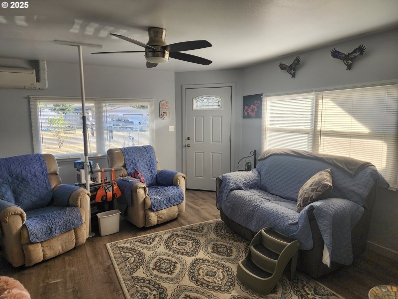 Living Room/Entrance