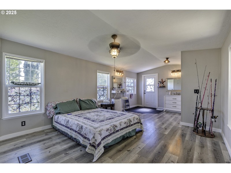 Bedroom, Primary
