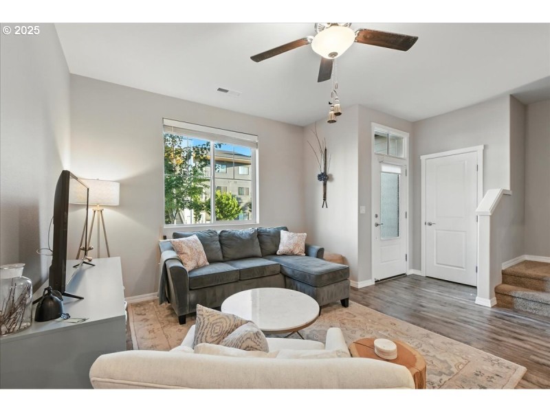Living Room/Entrance