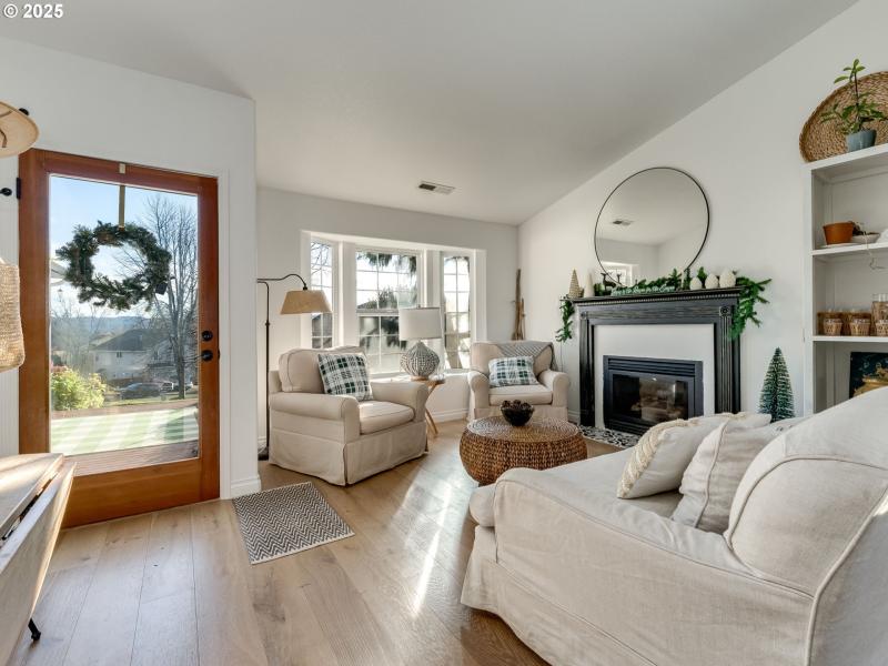 Living Room/Entrance