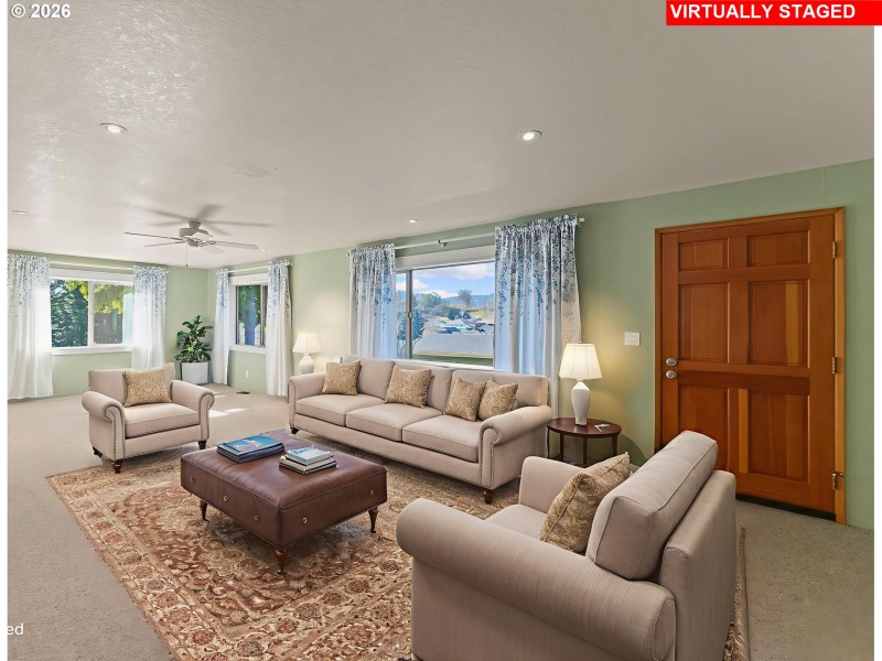 Living Room/Entrance