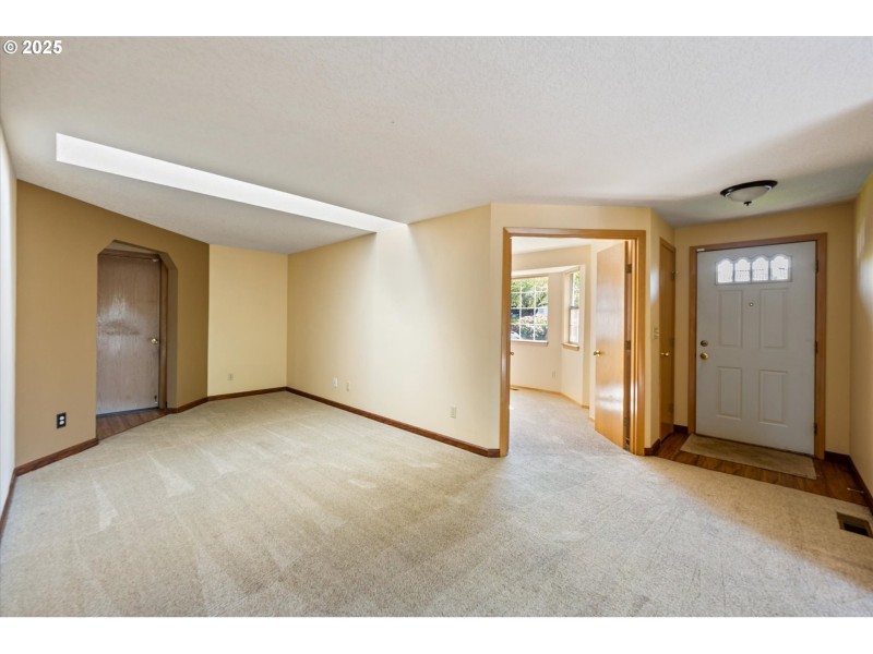 Living Room/Entrance