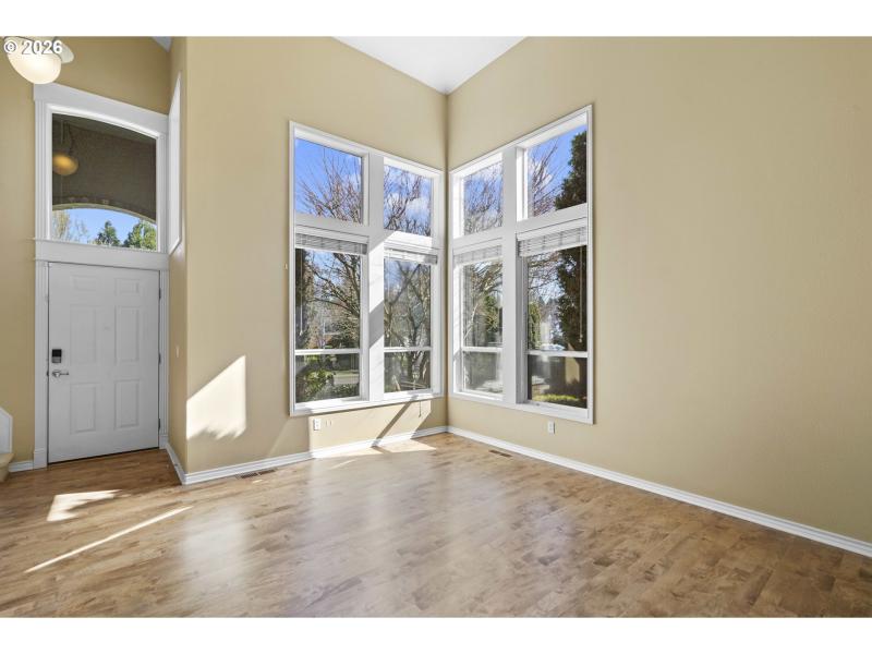 Living Room/Entrance