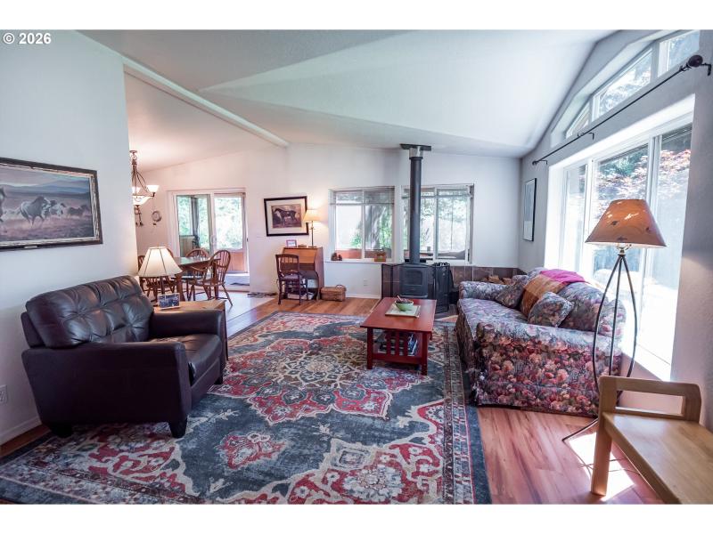 Living Room/Entrance