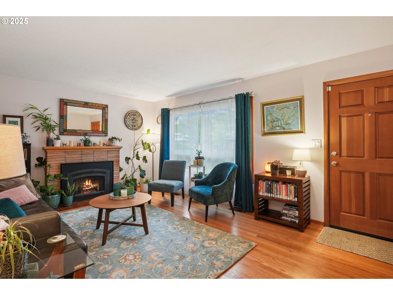 Living Room/Entrance
