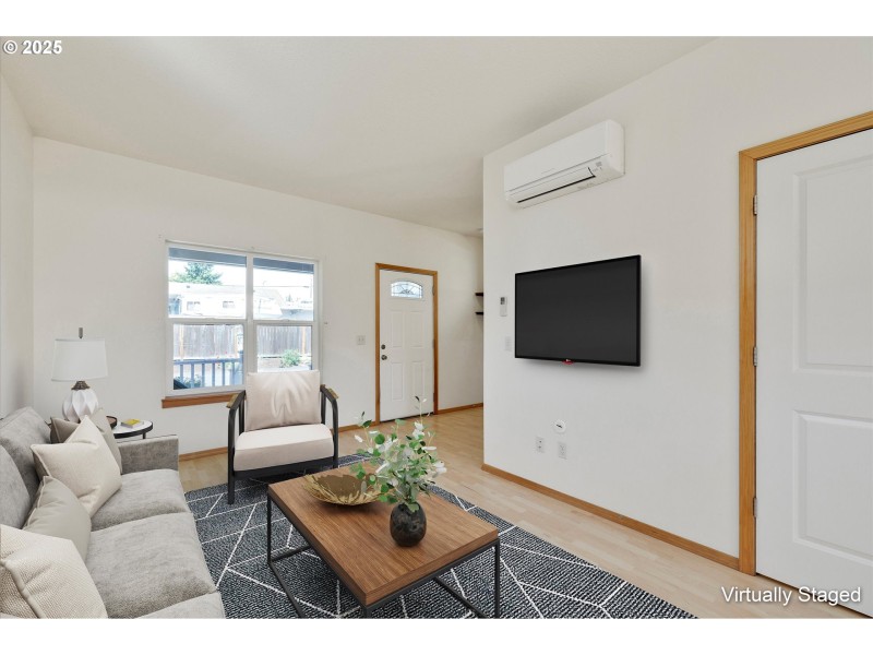 Living Room/Entrance