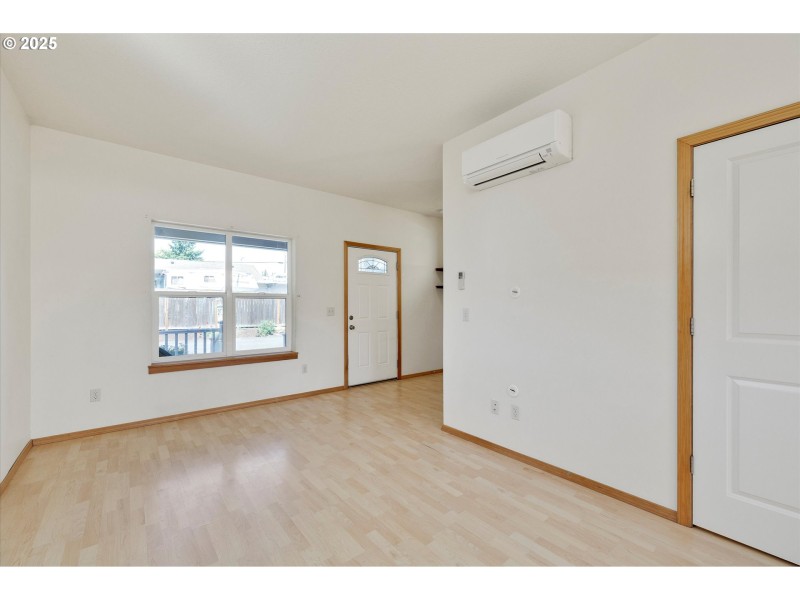 Living Room/Entrance