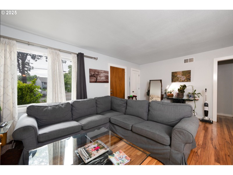 Living Room/Entrance